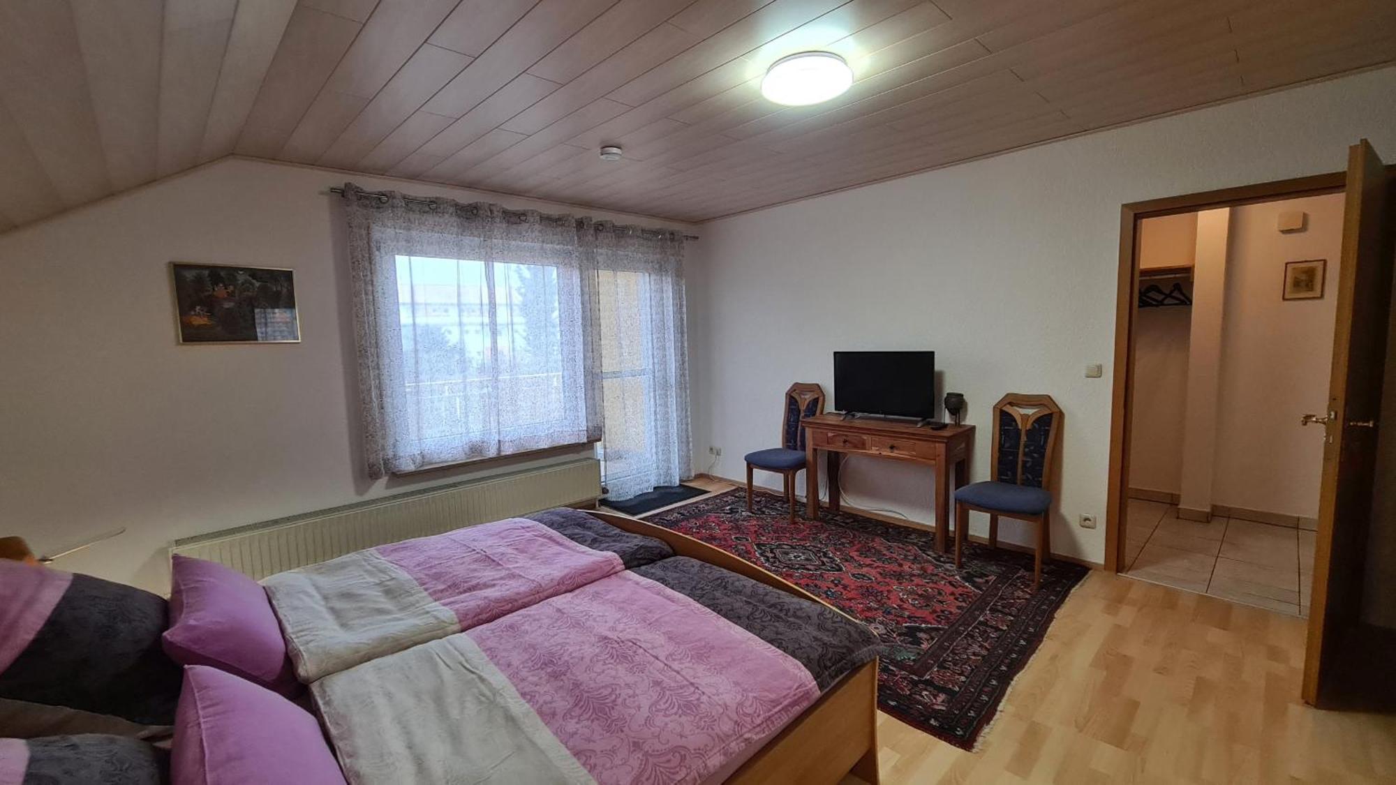 Gemuetliche 120 Qm Ferienwohnung Mit Balkon Adelsdorf Zewnętrze zdjęcie