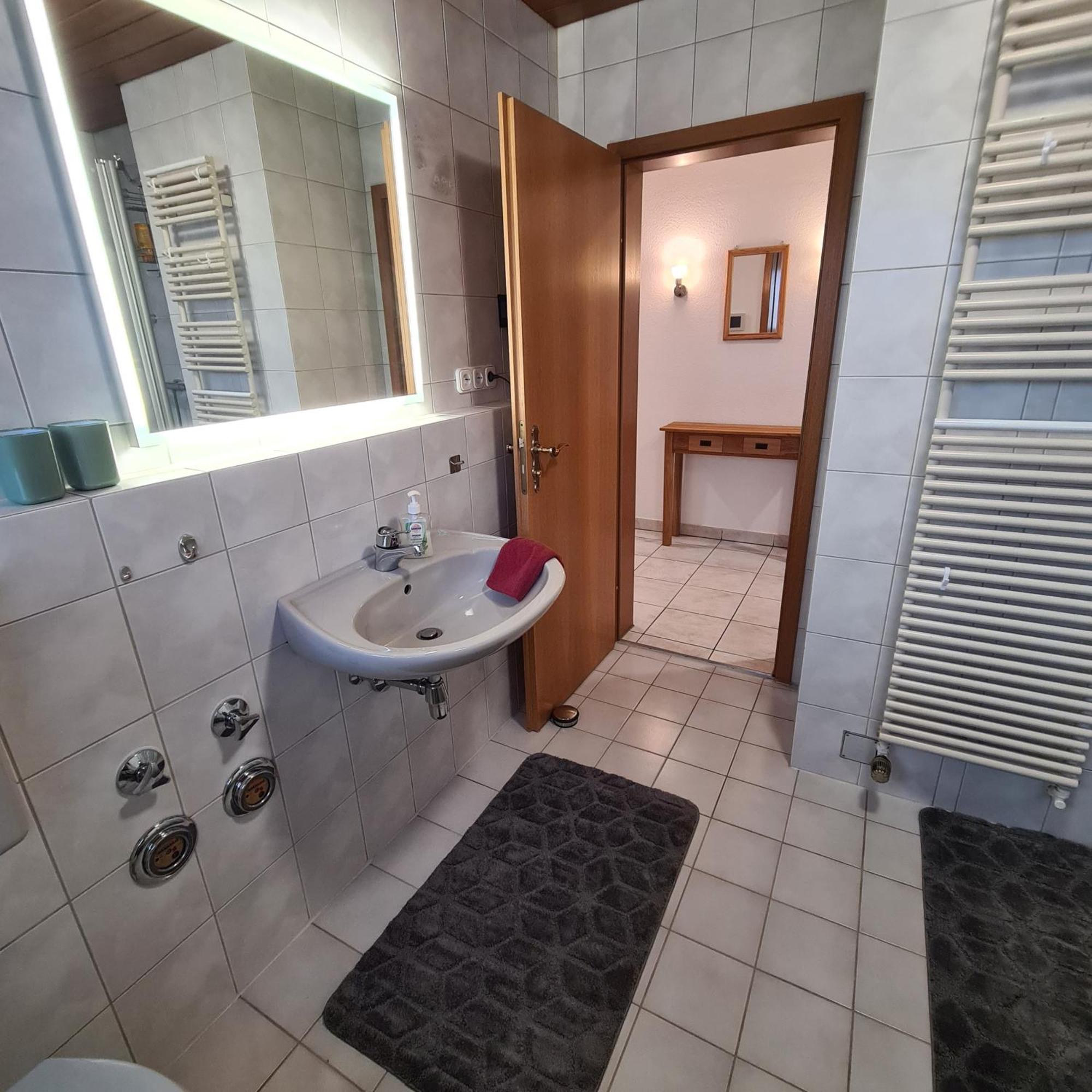 Gemuetliche 120 Qm Ferienwohnung Mit Balkon Adelsdorf Zewnętrze zdjęcie